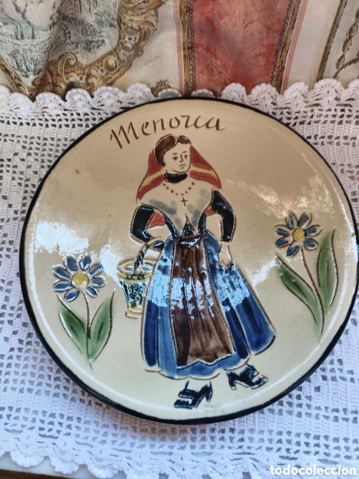 Antiguidades: Antiguo plato de Puigdemont en cer&aacute;mica a la cuerda seca de mujer con traje regional Menorca
