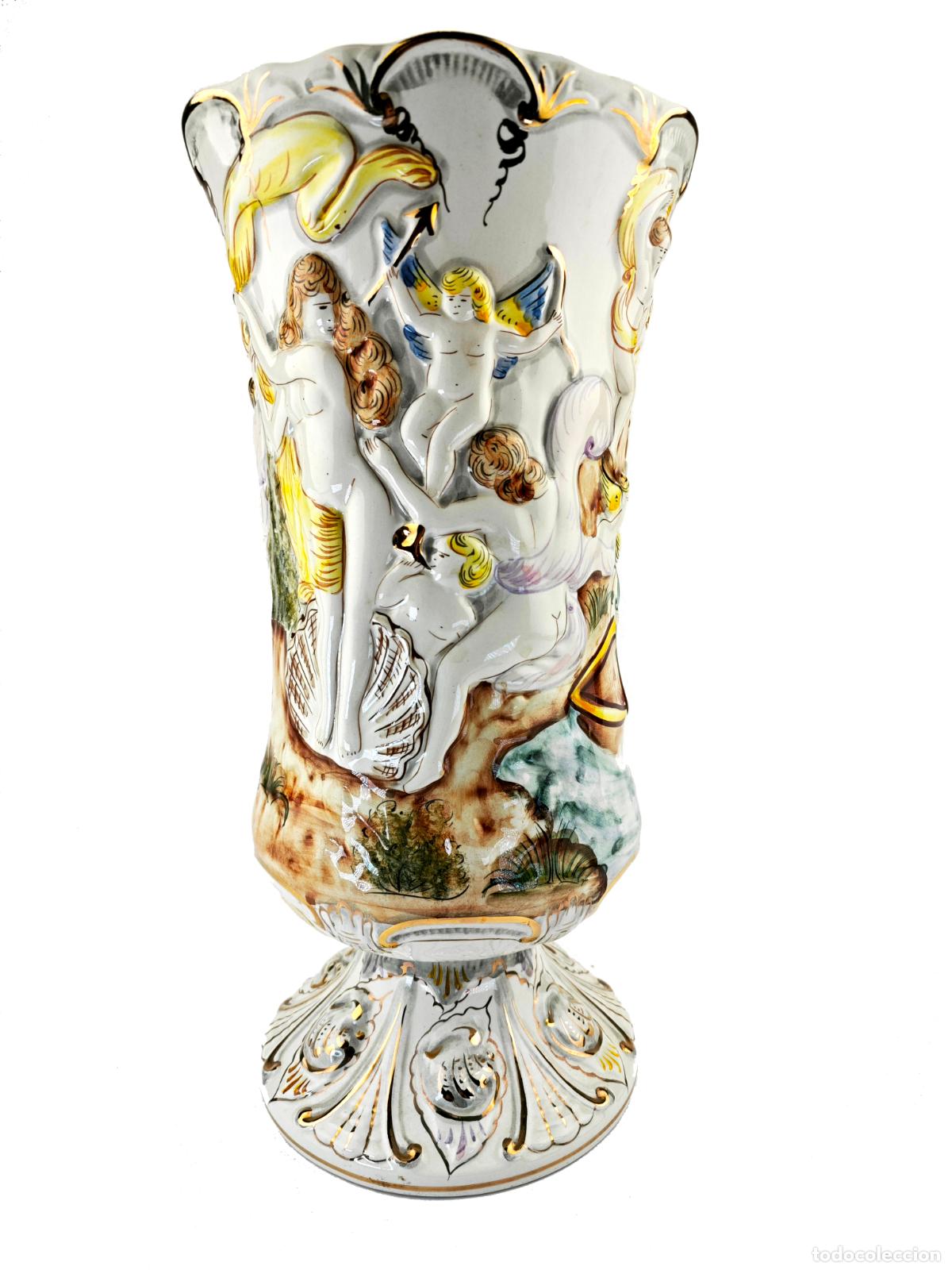 Jarrón en porcelana portuguesa. Elpa. Alcobaca. Motivos con escenas clásicas ...