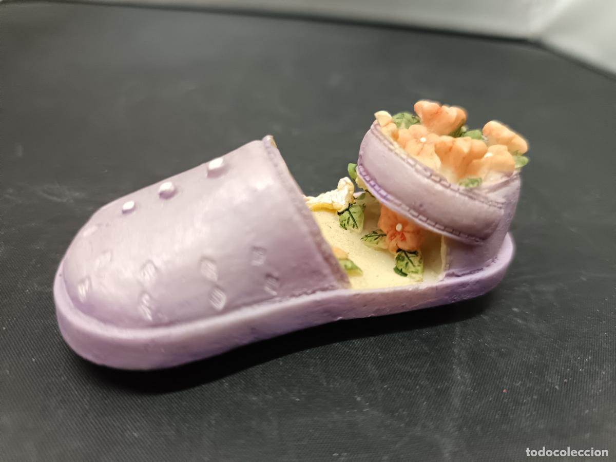 Antig&uuml;edades: Figura decorativa miniatura de zapatilla lila. Leer descripci&oacute;n..