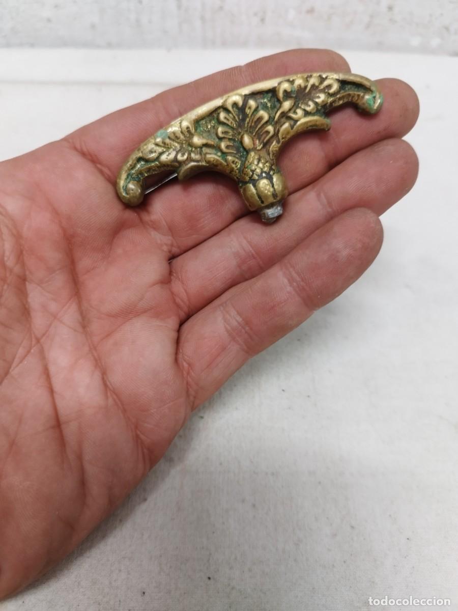 Antig&uuml;edades: Antiguo adorno de bronce o lat&oacute;n a identificar. - Foto 1