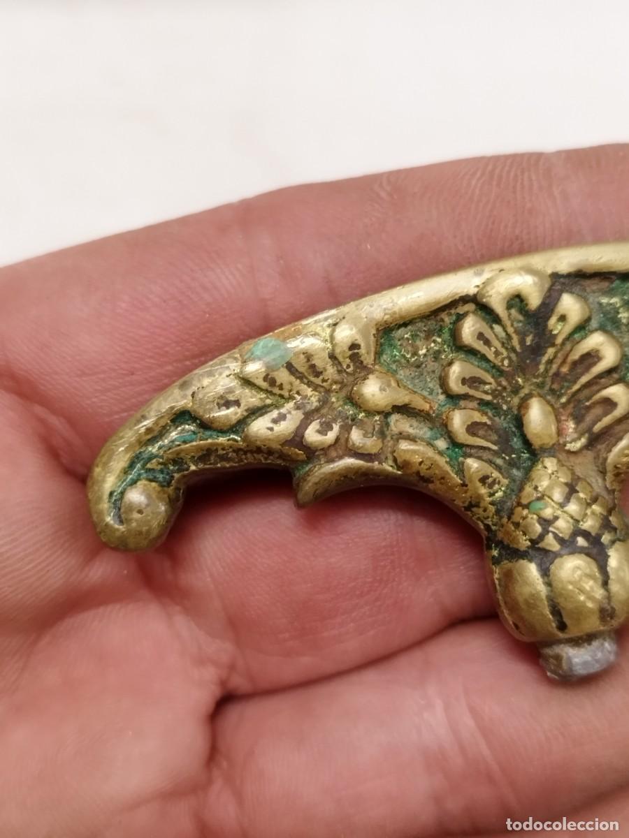 Antig&uuml;edades: Antiguo adorno de bronce o lat&oacute;n a identificar. - Foto 2