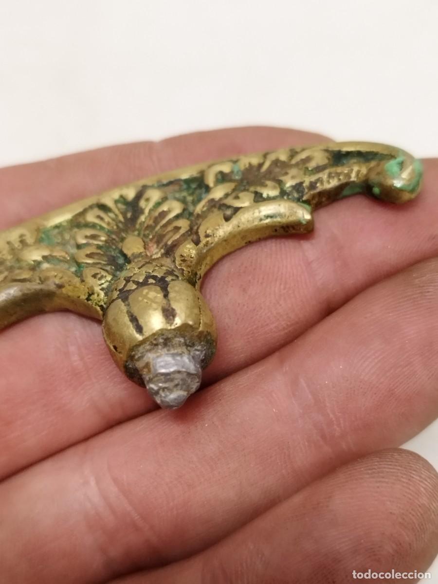 Antig&uuml;edades: Antiguo adorno de bronce o lat&oacute;n a identificar. - Foto 3