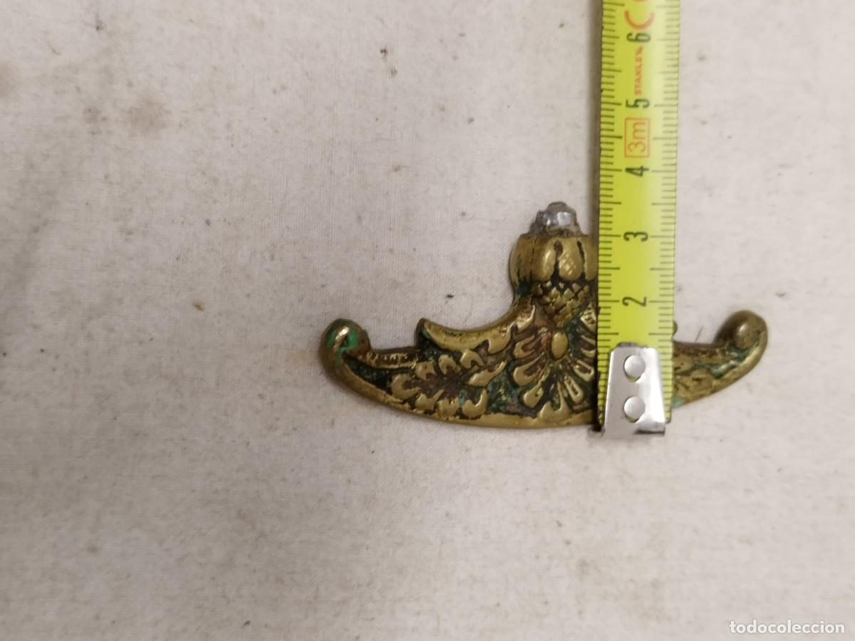 Antig&uuml;edades: Antiguo adorno de bronce o lat&oacute;n a identificar. - Foto 6