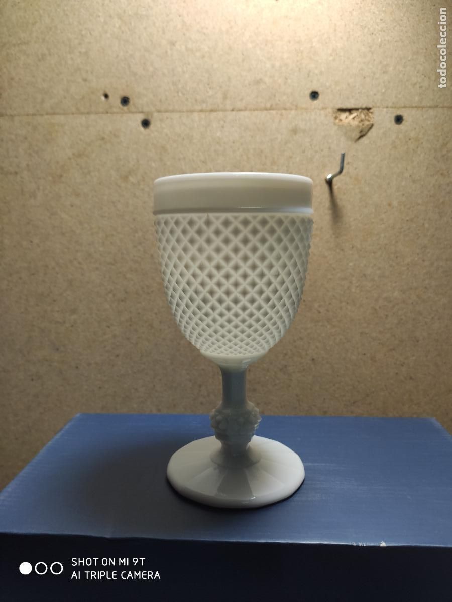 Antig&uuml;edades: caliz de cristal de opalina blanca - Foto 1