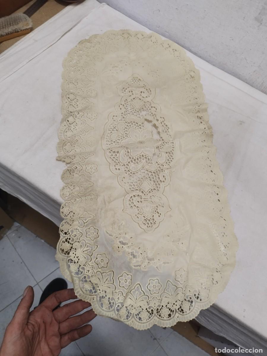 Antig&uuml;edades: Antiguo tapete de mesa, de pl&aacute;stico a restaurar. - Foto 12