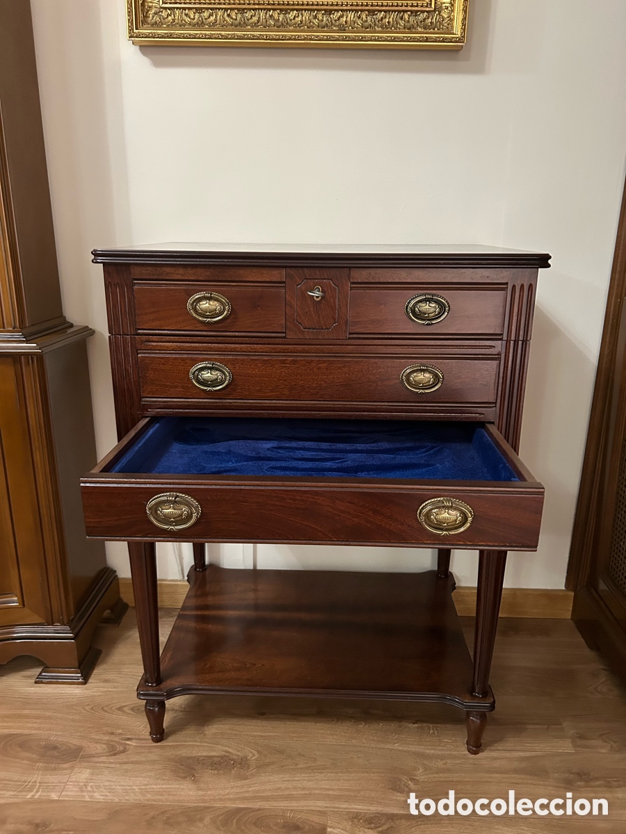 Antig&uuml;edades: Mueble cubertero con llave de madera de caoba - Foto 2