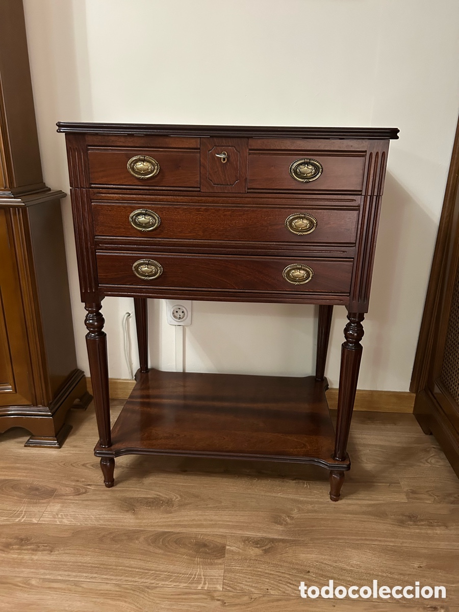 Antig&uuml;edades: Mueble cubertero con llave de madera de caoba - Foto 1
