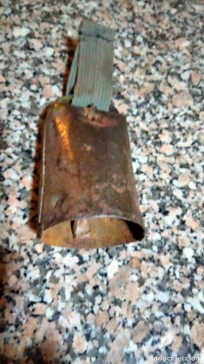 Antig&uuml;edades: antiguo cencerro metalico - Foto 1
