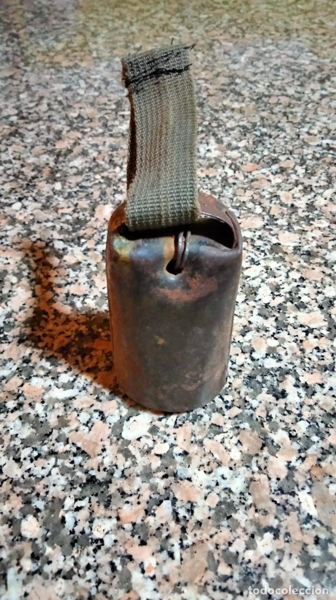 Antig&uuml;edades: antiguo cencerro metalico - Foto 2