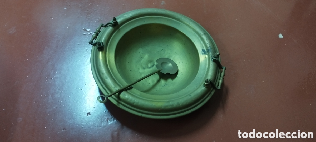 Antig&uuml;edades: Brasero antiguo lat&oacute;n con base madera - Foto 3