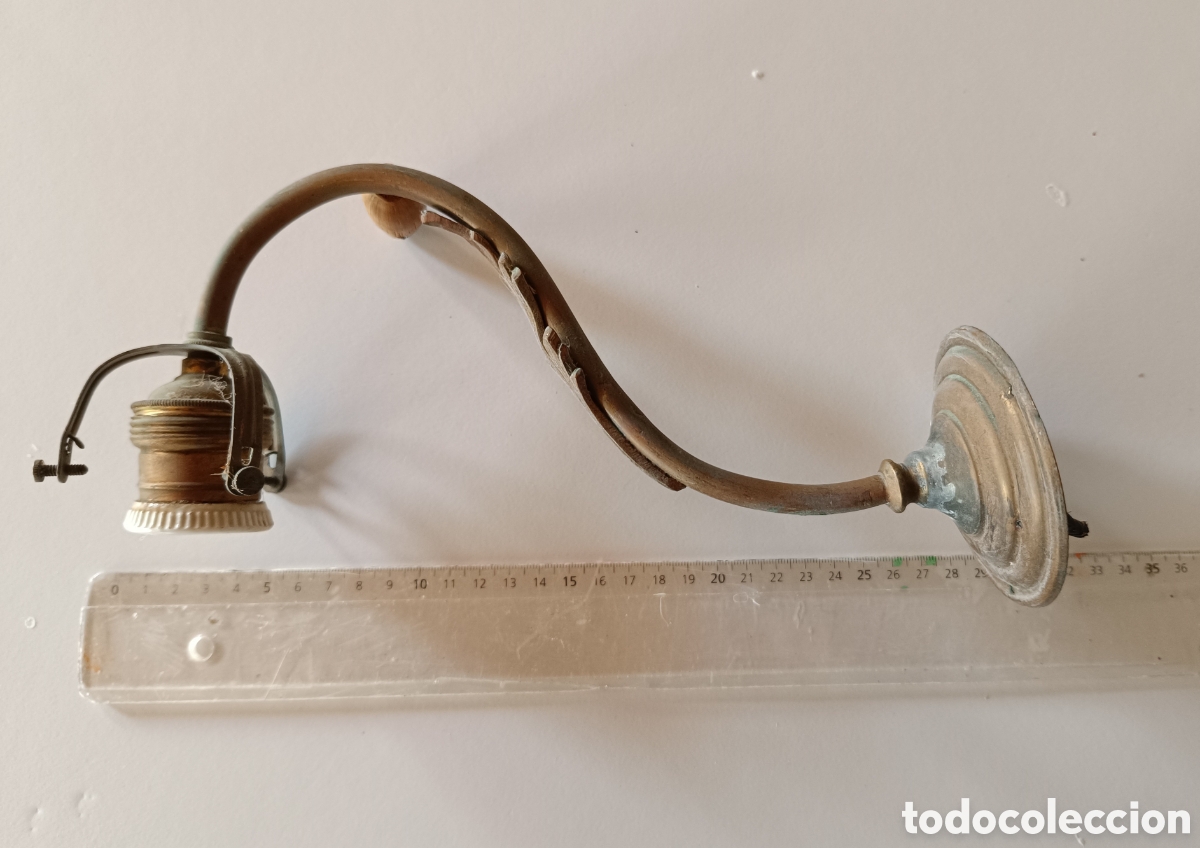 Antig&uuml;edades: Antiguo aplique de pared de lat&oacute;n. - Foto 3