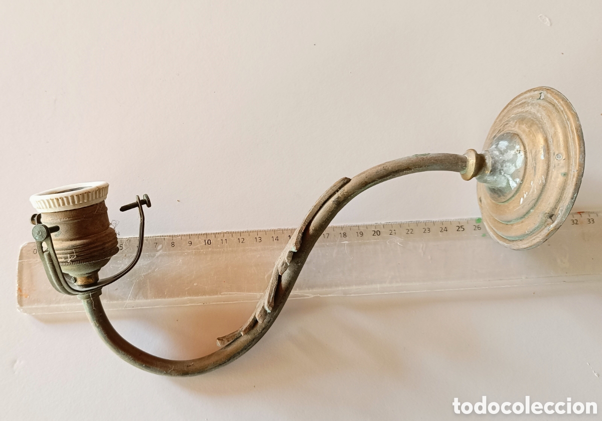 Antig&uuml;edades: Antiguo aplique de pared de lat&oacute;n. - Foto 4