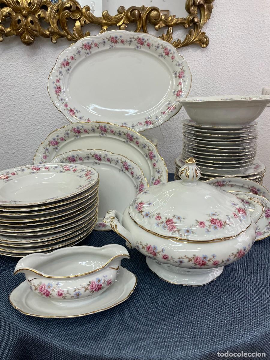 Antig&uuml;edades: Vajilla antigua de porcelana fina con flores y bordes dorados &ndash; 54 piezas