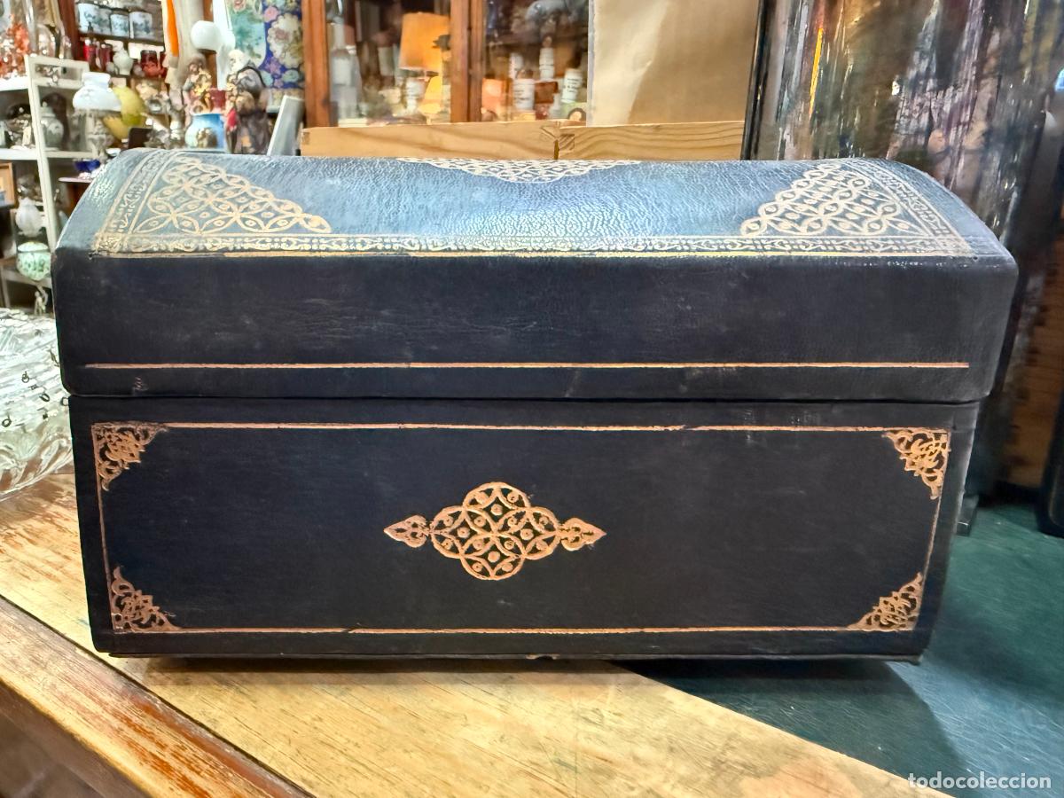 Antiques: ANTIGUA CAJA COFRE FORRADO EN CUERO - MEDIDA 22X12X14 CM