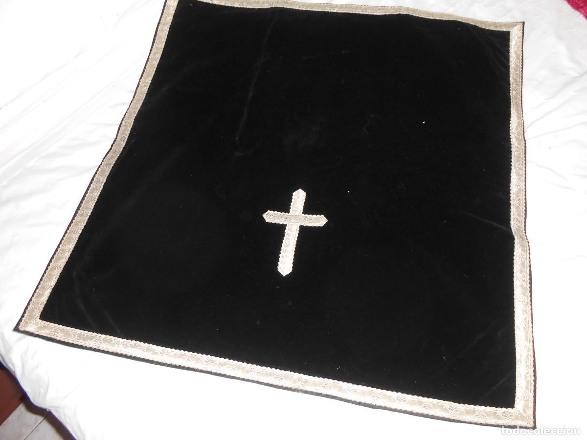 Antig&uuml;edades: Pa&ntilde;o Religioso, cubrecaliz Antiguo .Terciopelo NEGRO. Pasamaneria Oro. 45 x 48 cm