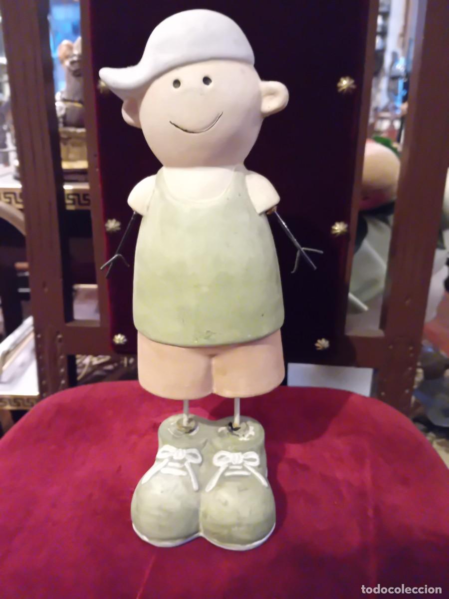 Antiquit&eacute;s: Ni&ntilde;o con gorra de cer&aacute;mica pintado a mano