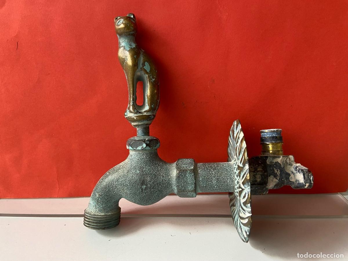 Antig&uuml;edades: 260-26. Grifo de bronce. Gato. Funciona.. - Foto 1