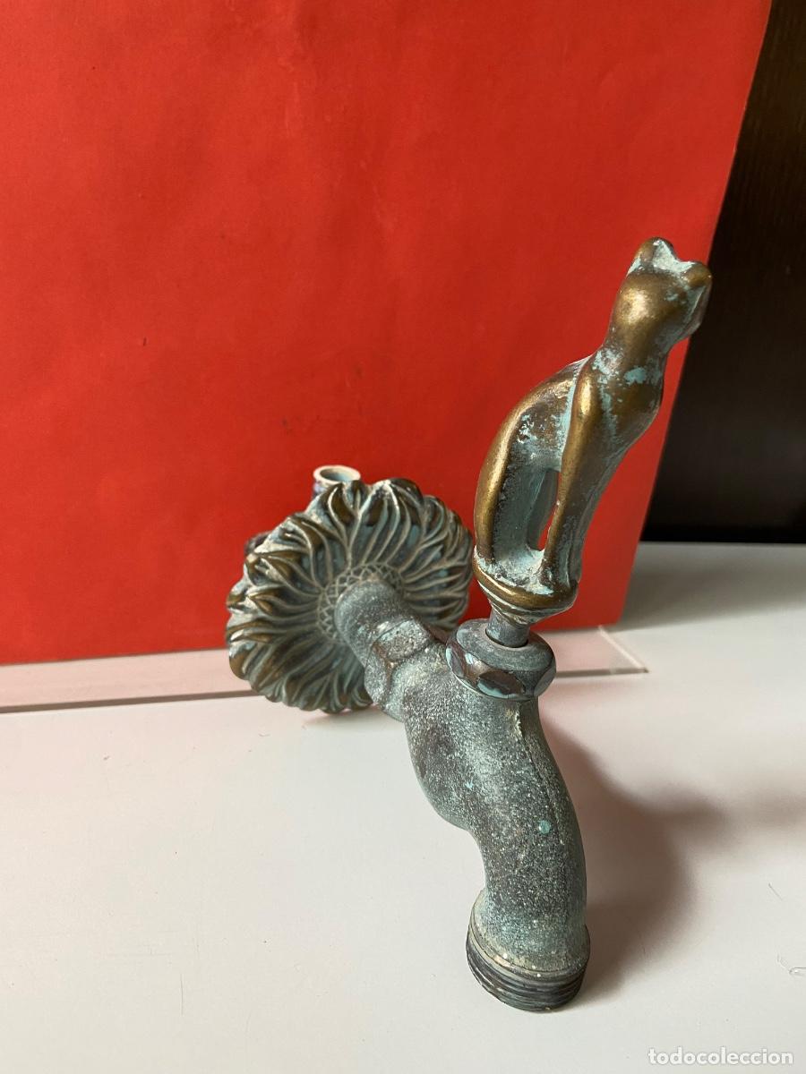 Antig&uuml;edades: 260-26. Grifo de bronce. Gato. Funciona.. - Foto 5