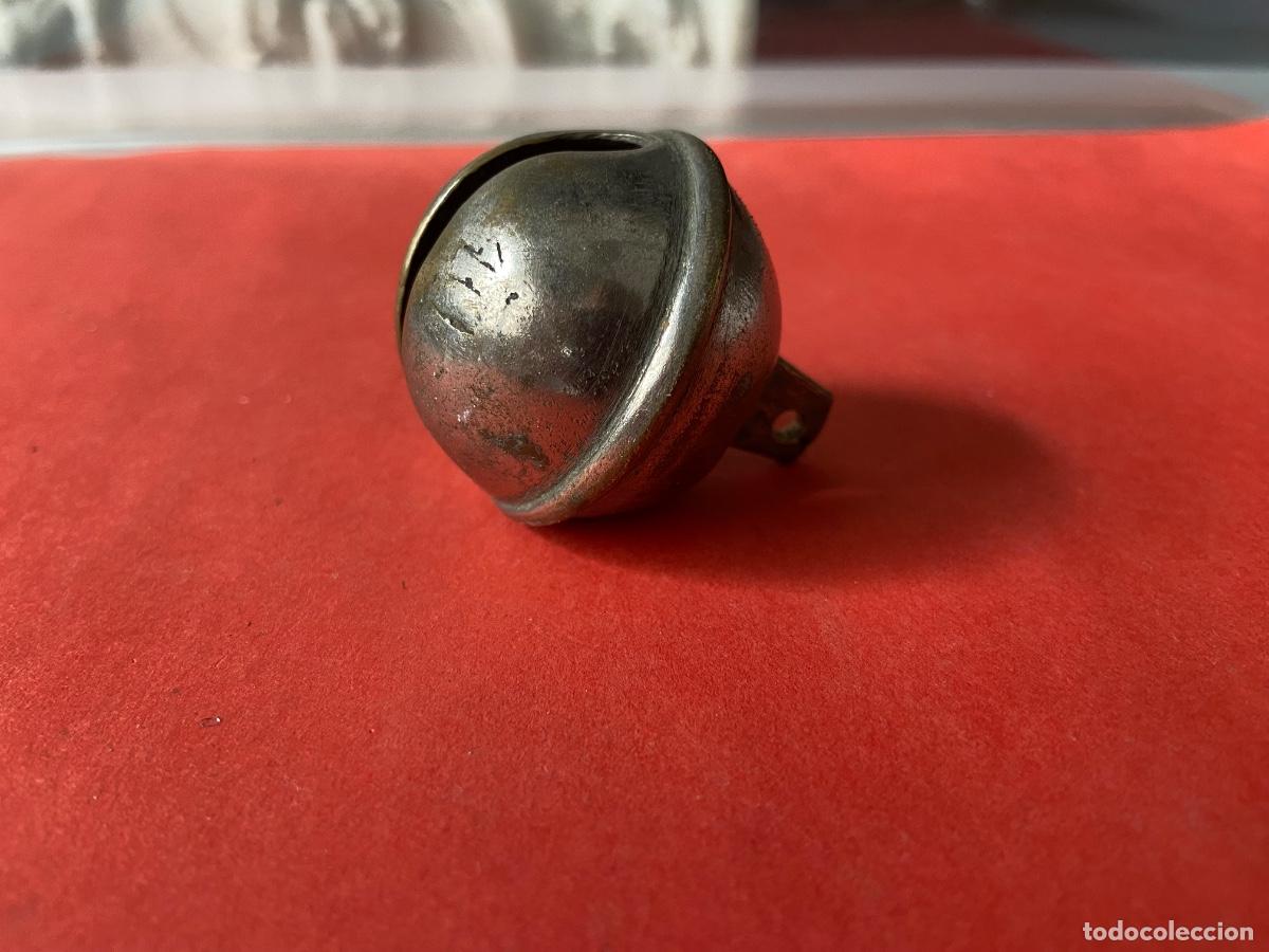 Antig&uuml;edades: 260-32. Cascabel de bronce plateado. 45 mm. - Foto 1