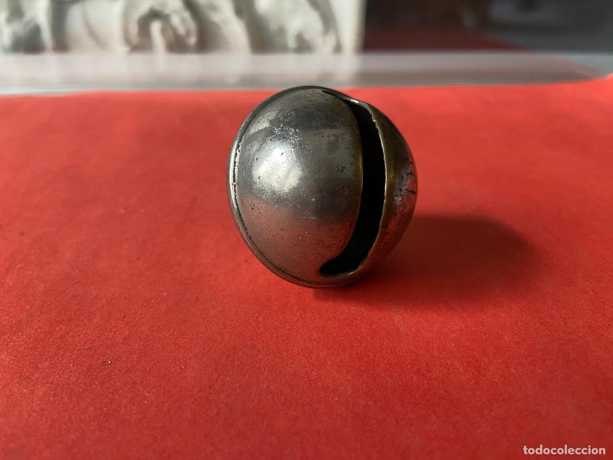 Antig&uuml;edades: 260-32. Cascabel de bronce plateado. 45 mm. - Foto 2
