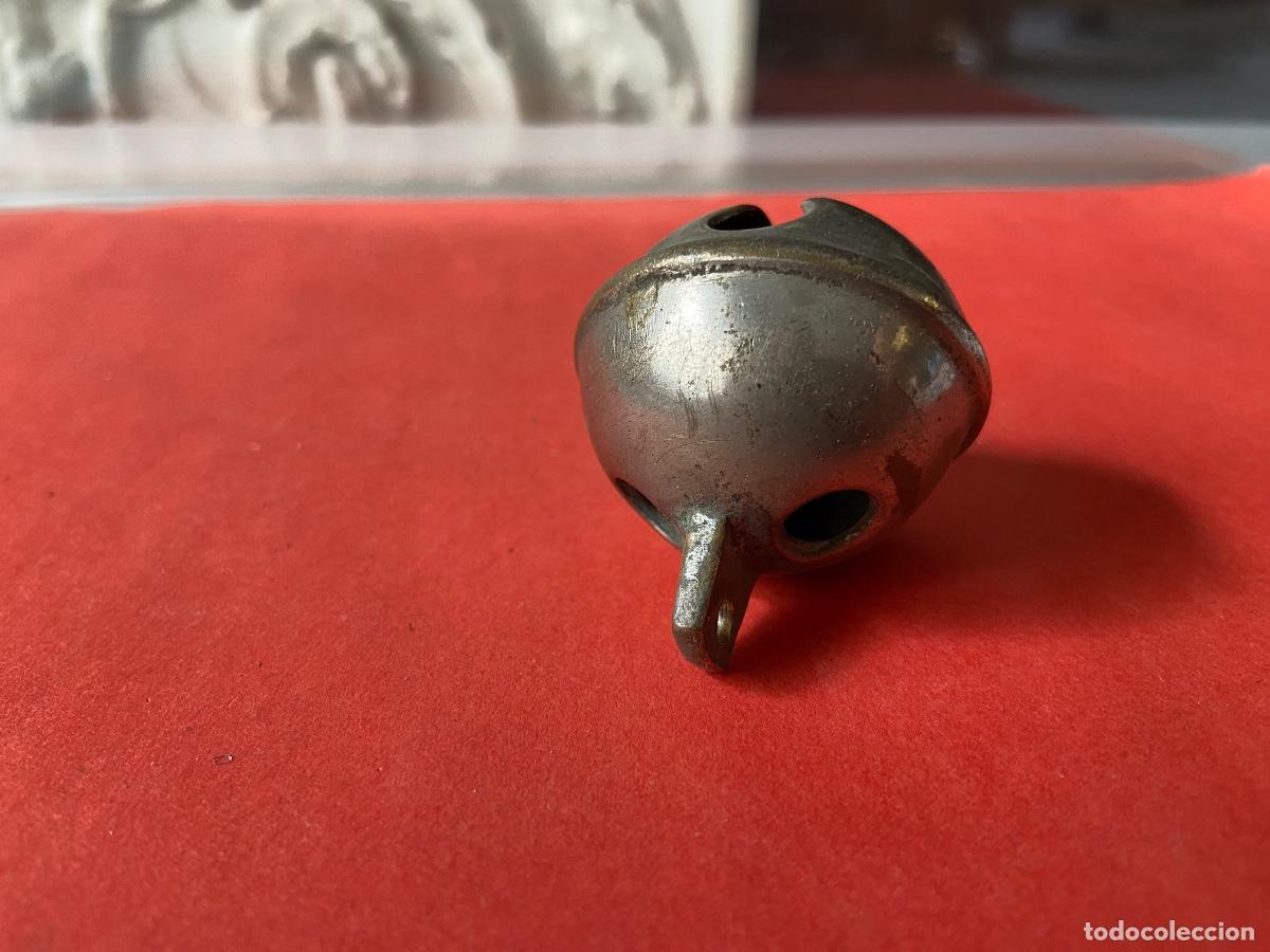 Antig&uuml;edades: 260-32. Cascabel de bronce plateado. 45 mm. - Foto 3