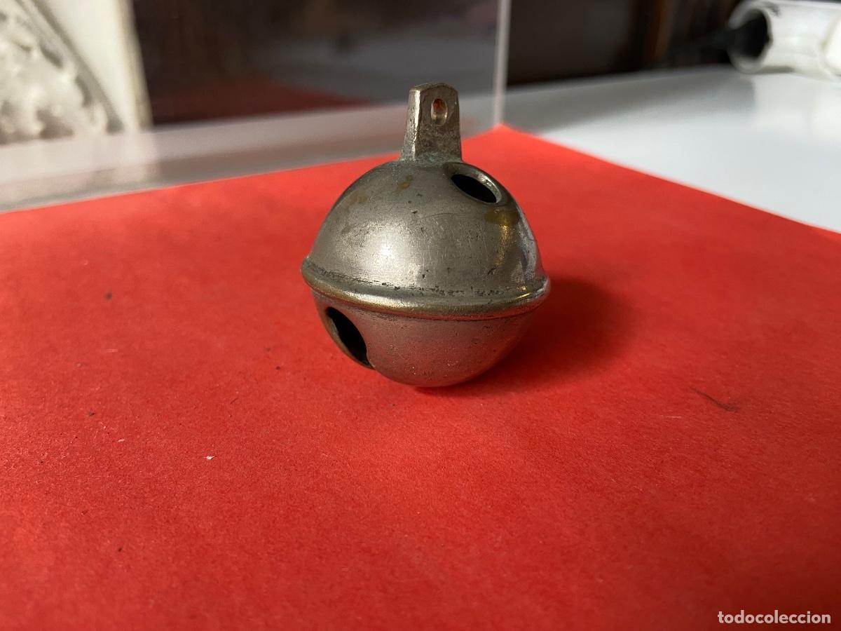 Antig&uuml;edades: 260-32. Cascabel de bronce plateado. 45 mm. - Foto 4