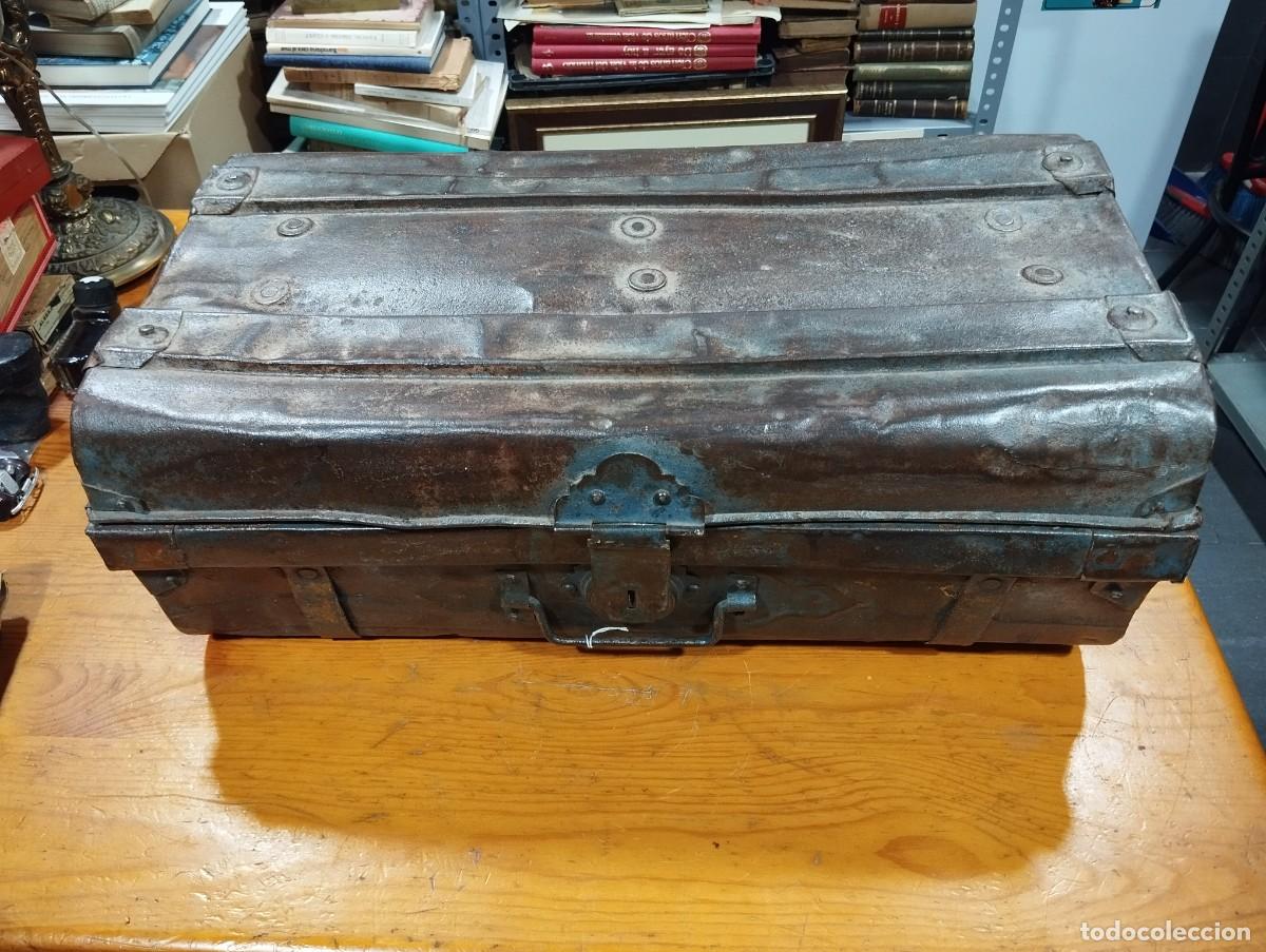 Antig&uuml;edades: MALETA DE HIERRO ANTIGUA - Foto 1