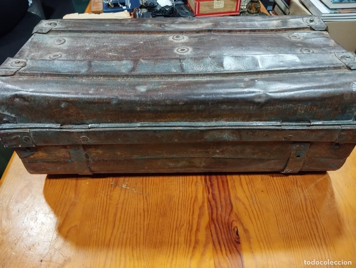 Antig&uuml;edades: MALETA DE HIERRO ANTIGUA - Foto 7
