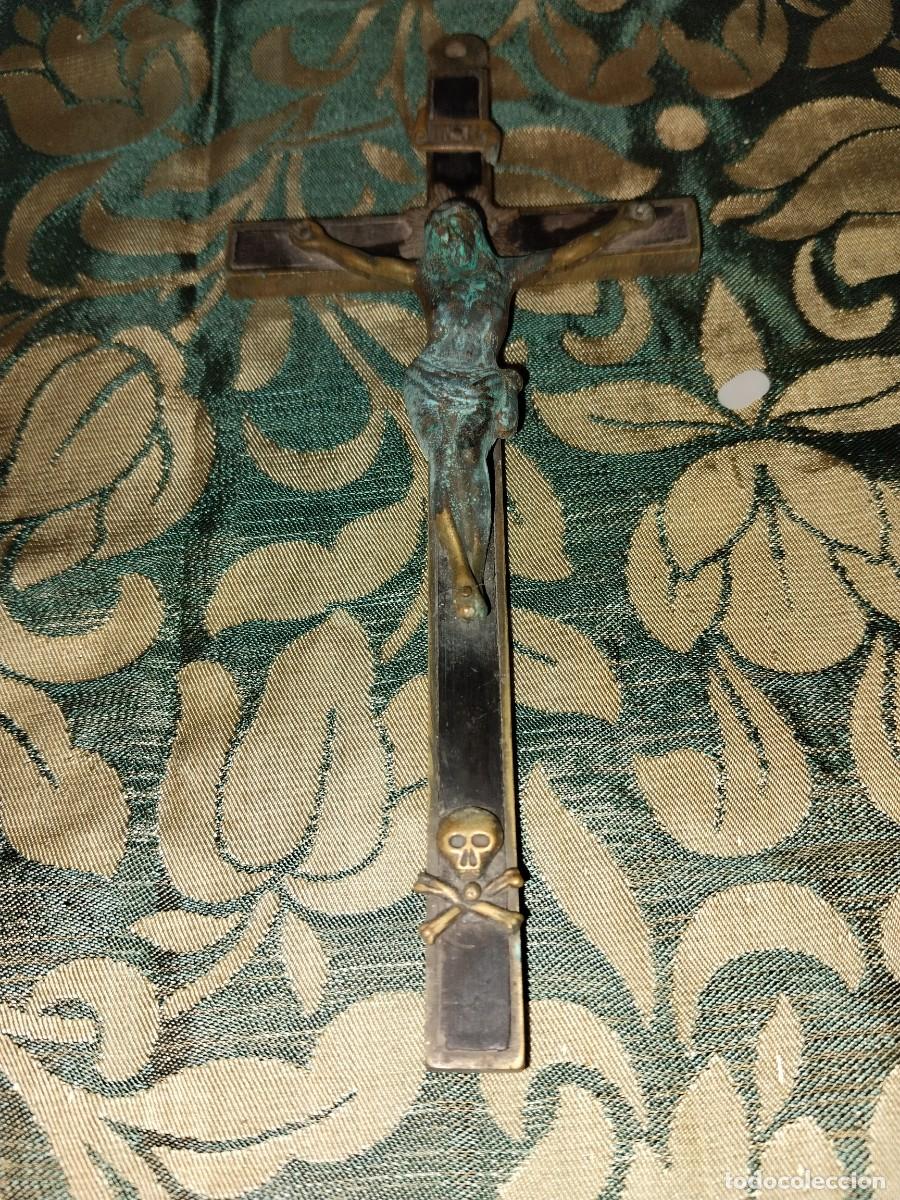 Antig&uuml;edades: CRUCIFIJO ANTIGUO EN MADERA Y BRONCE - Foto 1