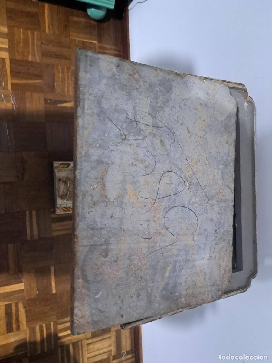 Antig&uuml;edades: MESA AUXILIAR DE MADERA Y M&Aacute;RMOL - CISNE - Foto 15