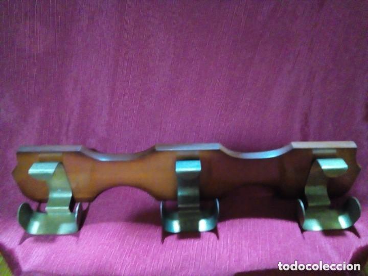 Antig&uuml;edades: perchero de madera y metal - Foto 2