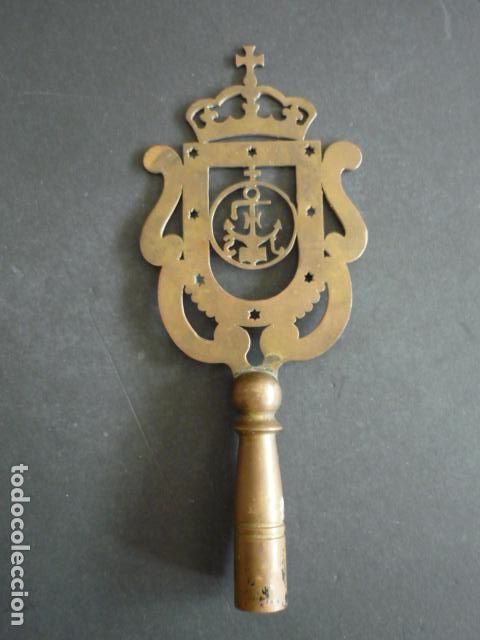 Antig&uuml;edades: REMATE DE VARAL DE COFRADIA EN BRONCE 22 CM - Foto 2