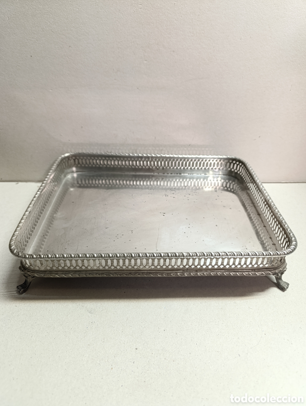 Antig&uuml;edades: BANDEJA DE PLATA PUNZONADA. RECTANGULAR CON BARANDILLA Y 4 PATAS EN FORMA DE GARRA. - Foto 2