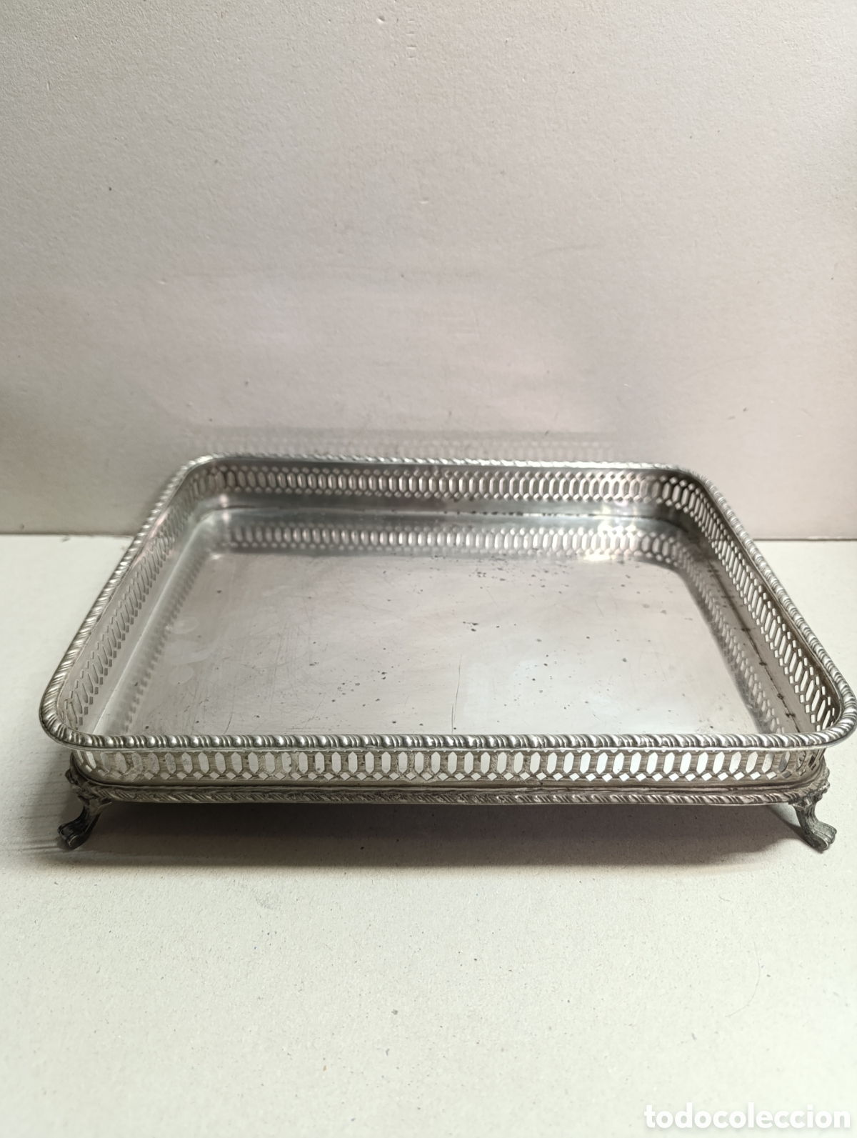 Antig&uuml;edades: BANDEJA DE PLATA PUNZONADA. RECTANGULAR CON BARANDILLA Y 4 PATAS EN FORMA DE GARRA. - Foto 1