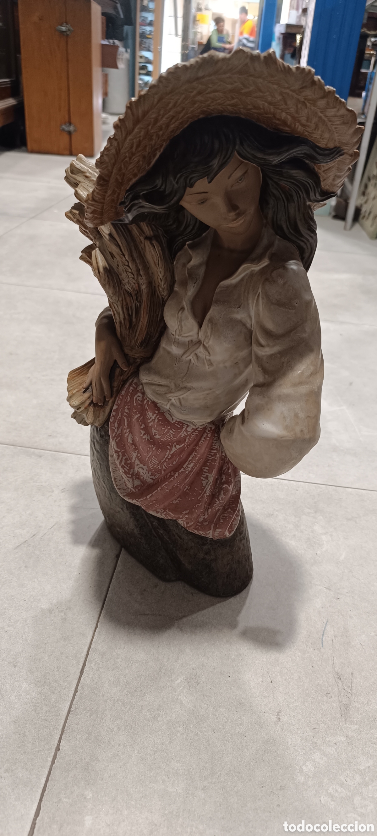 Antig&uuml;edades: Figura de lladr&oacute; de mujer campesina - Foto 1
