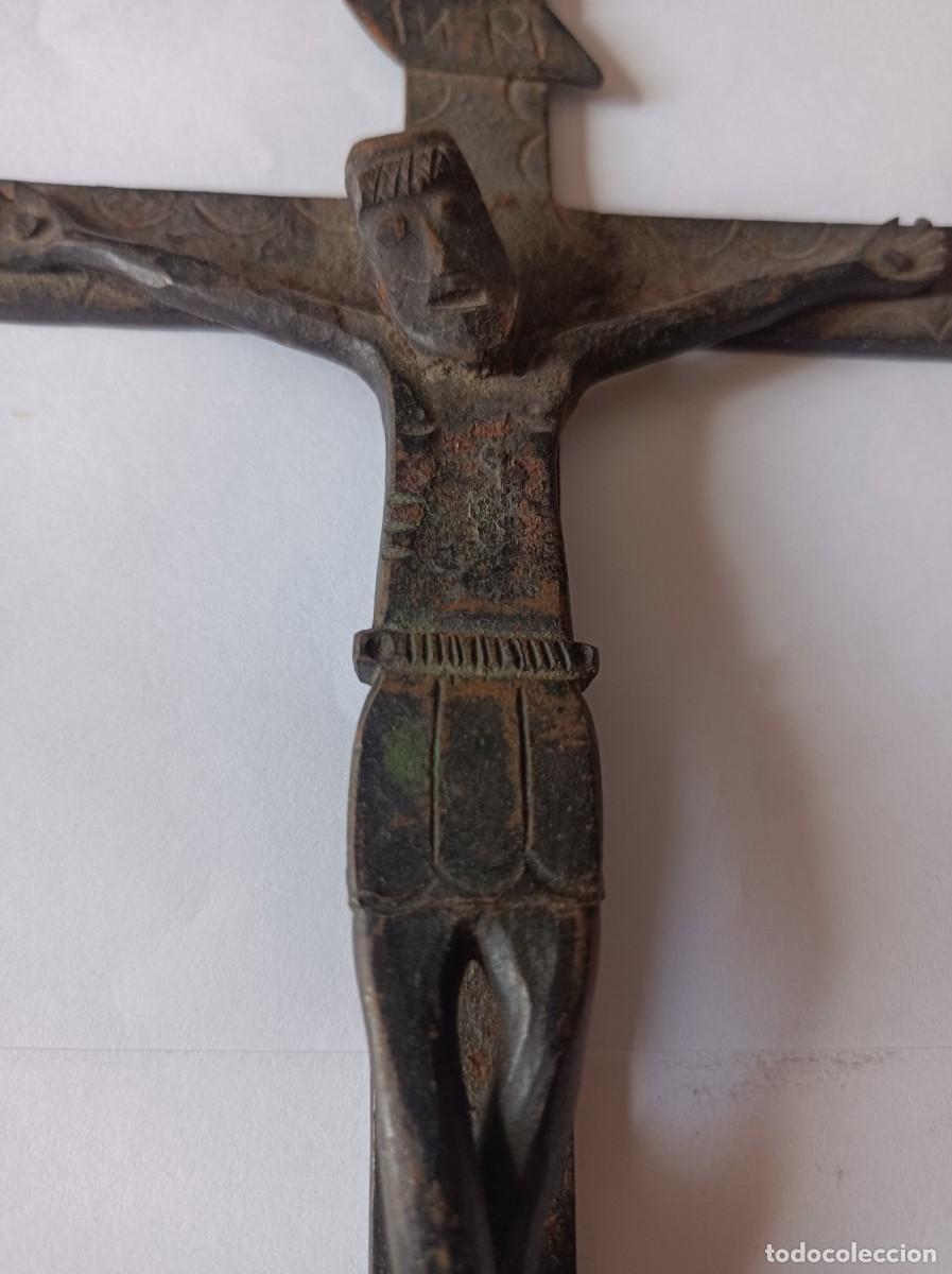 Antig&uuml;edades: CRUCIFIJO DE HIERRO CON RELIEVE Y FORMA - Foto 2