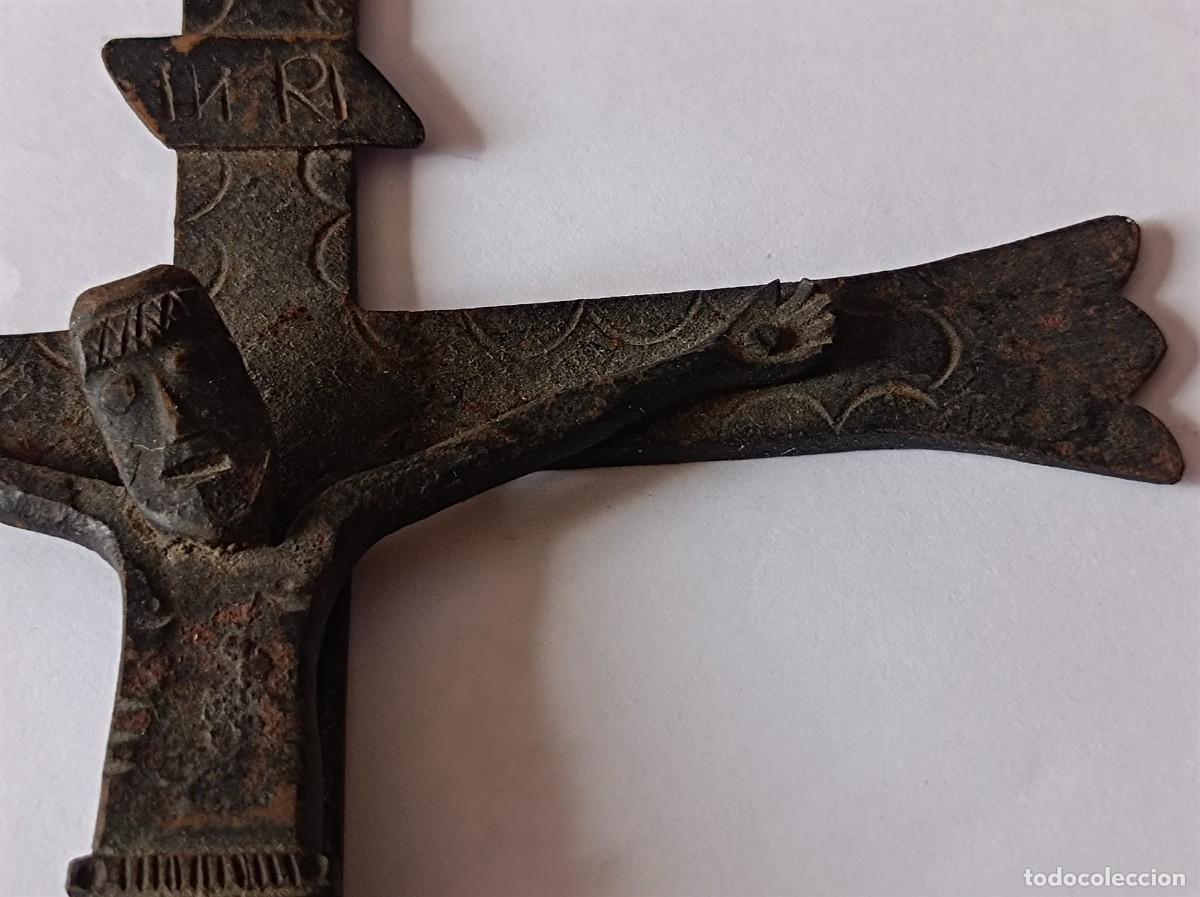Antig&uuml;edades: CRUCIFIJO DE HIERRO CON RELIEVE Y FORMA - Foto 4