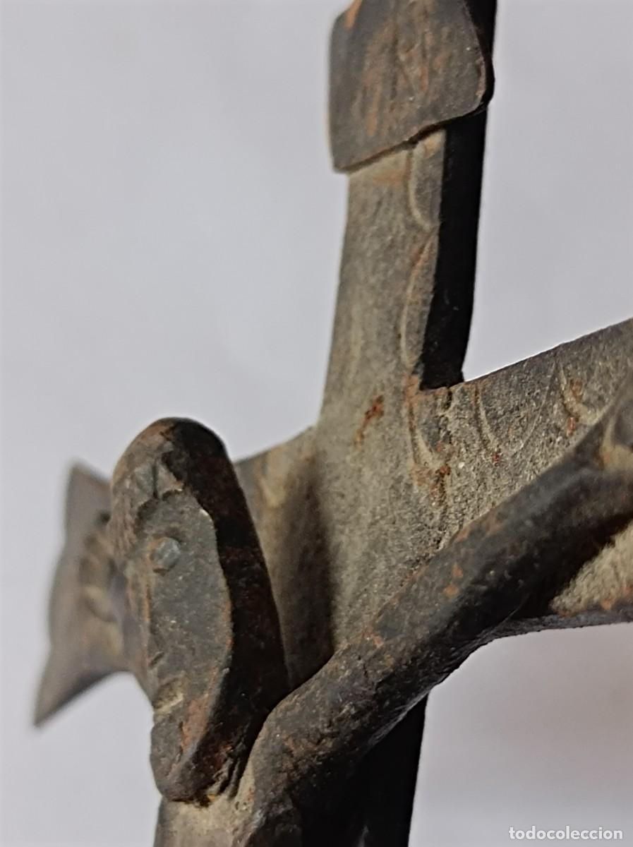 Antig&uuml;edades: CRUCIFIJO DE HIERRO CON RELIEVE Y FORMA - Foto 7