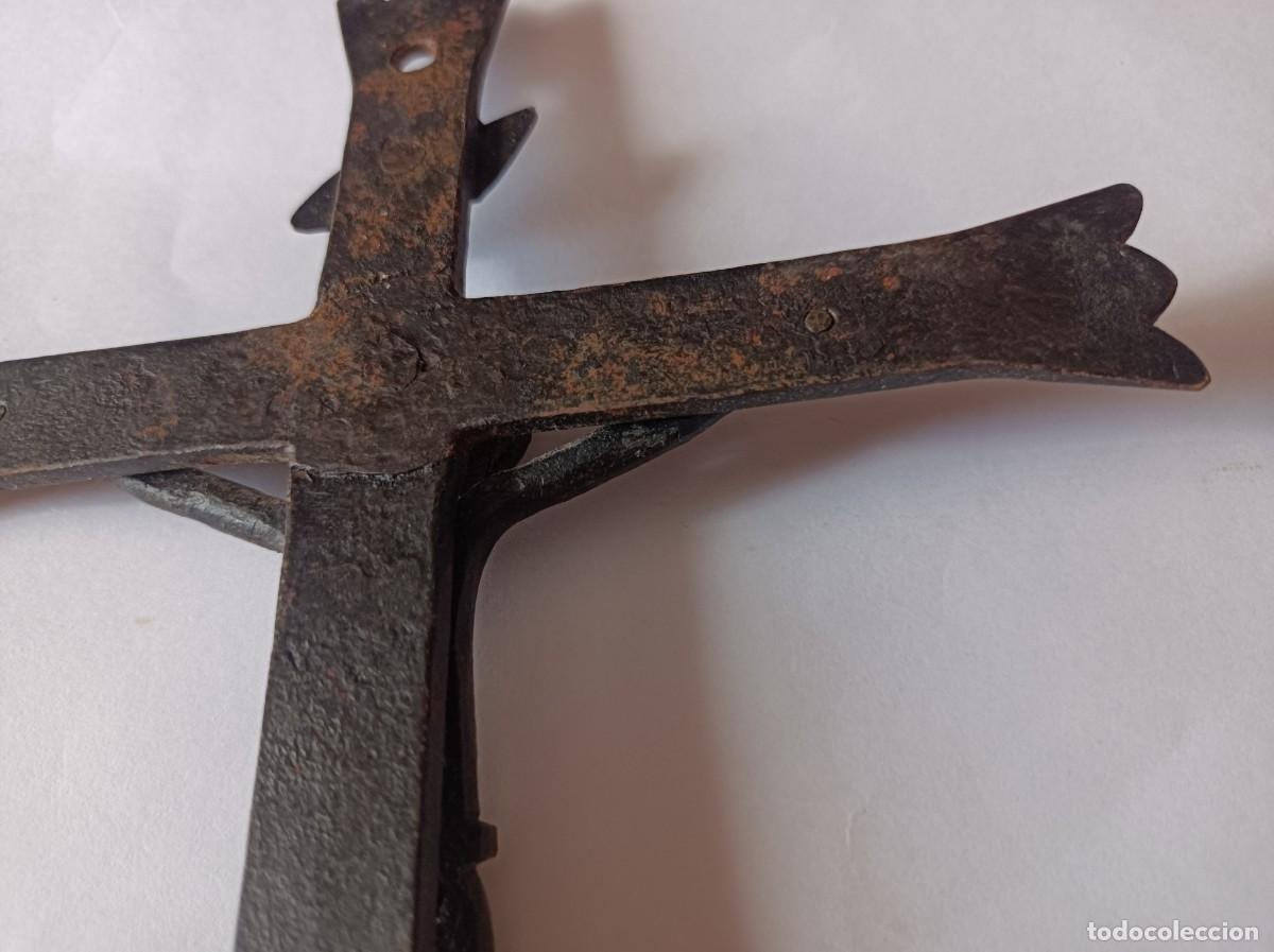 Antig&uuml;edades: CRUCIFIJO DE HIERRO CON RELIEVE Y FORMA - Foto 15