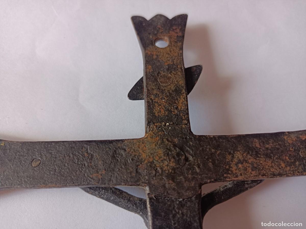 Antig&uuml;edades: CRUCIFIJO DE HIERRO CON RELIEVE Y FORMA - Foto 16