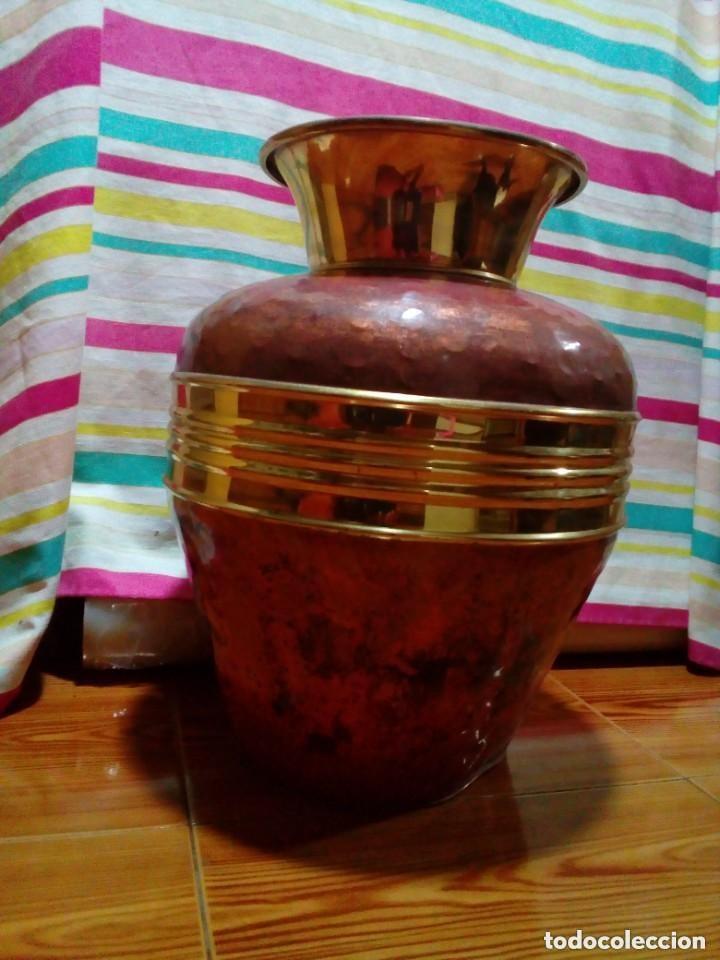 Antig&uuml;edades: GRAN JARRON O MACETERO DE COBRE Y LATON - Foto 8