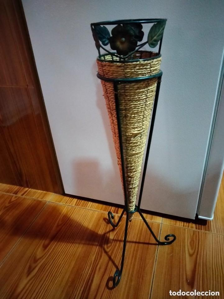 Antig&uuml;edades: bonito florero rustico de 62 cm - Foto 5