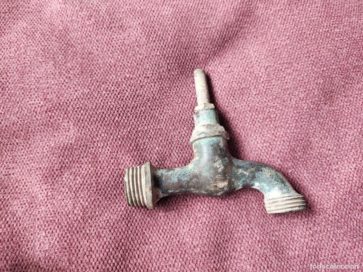 Antig&uuml;edades: Grifo antiguo de laton sin llave. - Foto 1