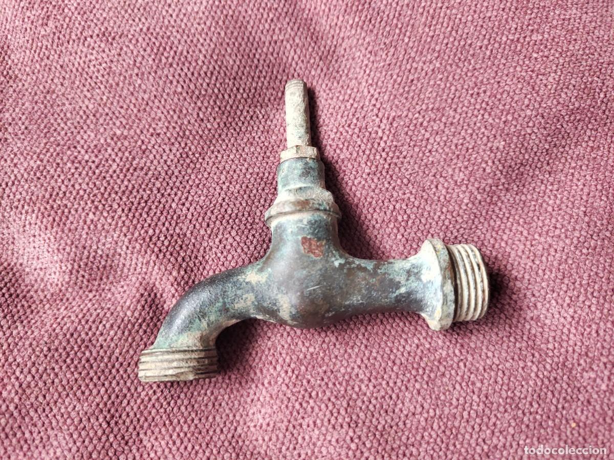 Antig&uuml;edades: Grifo antiguo de laton sin llave. - Foto 2