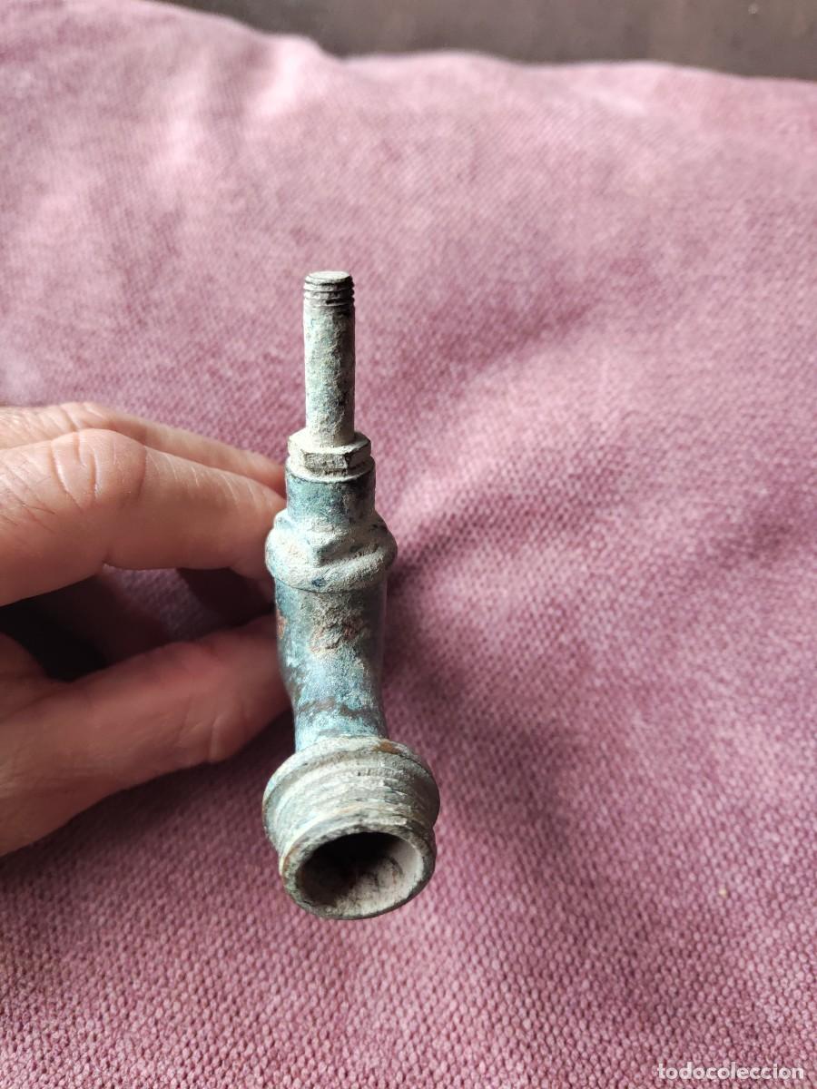 Antig&uuml;edades: Grifo antiguo de laton sin llave. - Foto 4