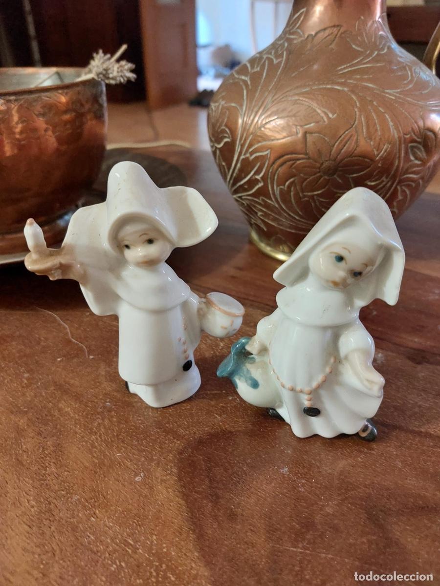 Antig&uuml;edades: DOS FIGURAS DE PORCELANA MONJAS - Foto 1