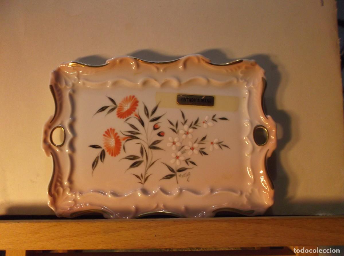 Antig&uuml;edades: PLATITO DE CERAMIRA RECTANGULAR CON FLORES PINTADAS A MANO EN EL CENTRO. - Foto 1