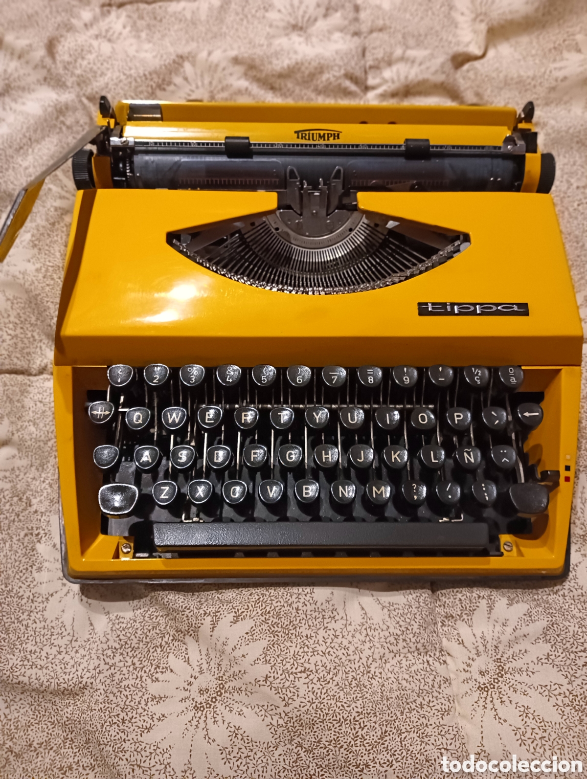 Antig&uuml;edades: M&aacute;quina de escribir Triumph Tippa amarilla &bull; 1969-70 &bull; con malet&iacute;n r&iacute;gido &bull; Vintage