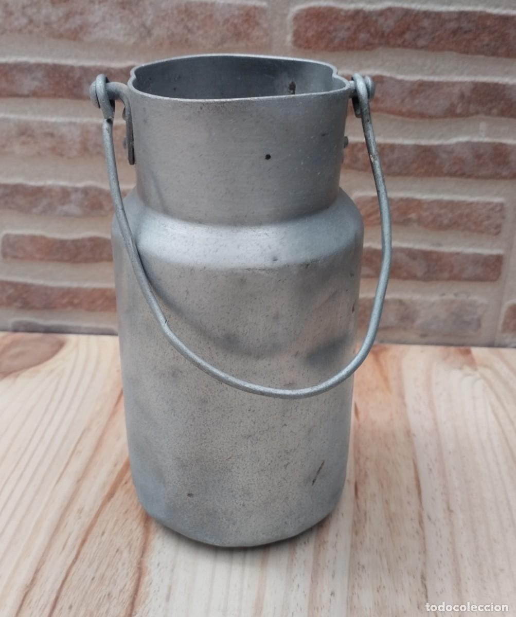 Antig&uuml;edades: Lechera antiguo de aluminio con asa - Foto 1