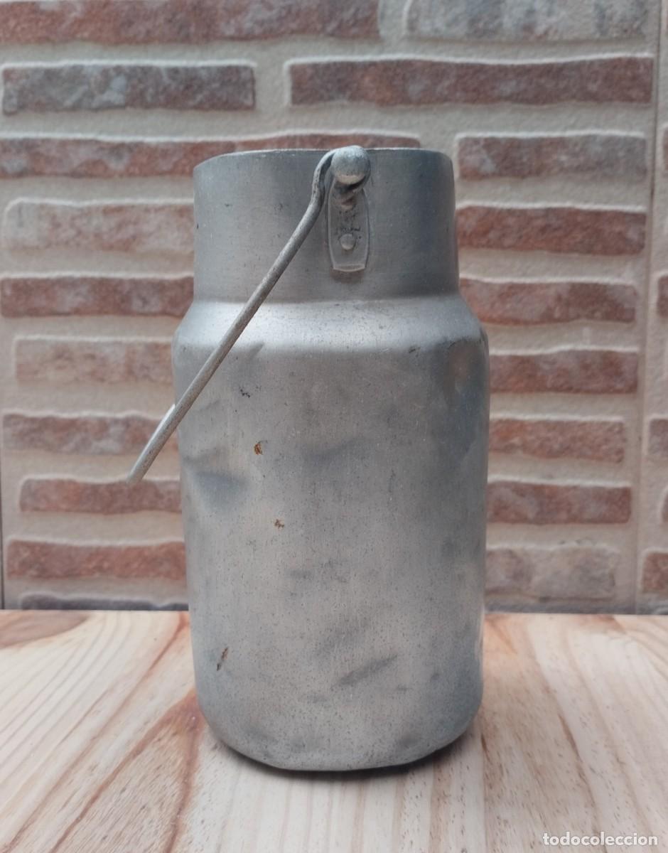 Antig&uuml;edades: Lechera antiguo de aluminio con asa - Foto 2